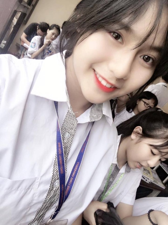 Nữ sinh THPT Hưng Y&ecirc;n g&acirc;y sốt nhờ nụ cười trong veo - Ảnh 2.