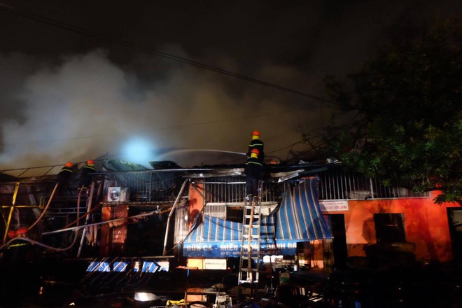 Hà Nội: Cháy cực lớn ở siêu thị trên đường Giải Phóng trong đêm mưa - Ảnh 1.
