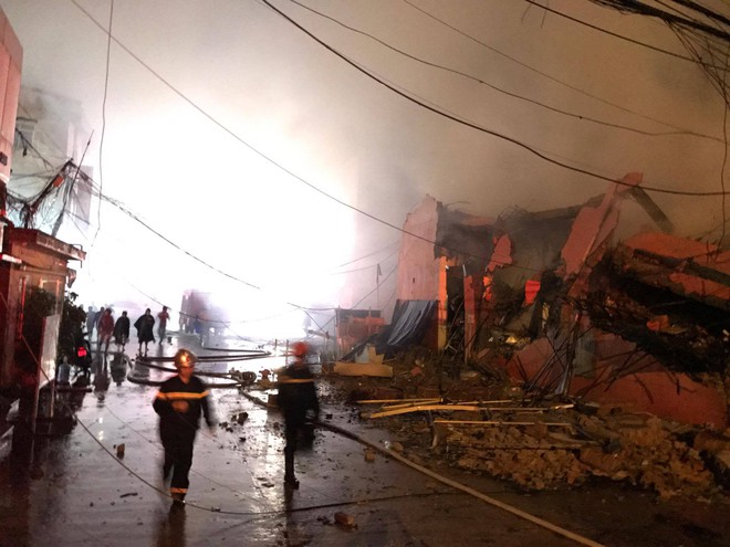 Hà Nội: Cháy cực lớn ở siêu thị trên đường Giải Phóng trong đêm mưa - Ảnh 3.
