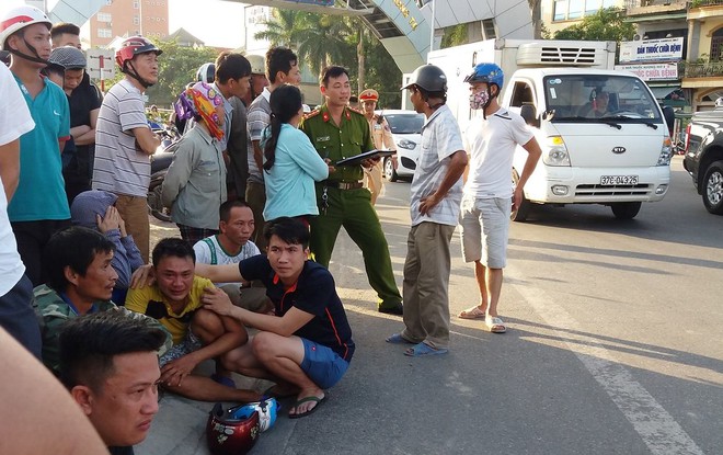 Người đ&agrave;n &ocirc;ng &ograve;a kh&oacute;c nức nở khi chứng kiến con trai 3 tuổi tử vong, vợ nguy kịch sau tai nạn - Ảnh 1.