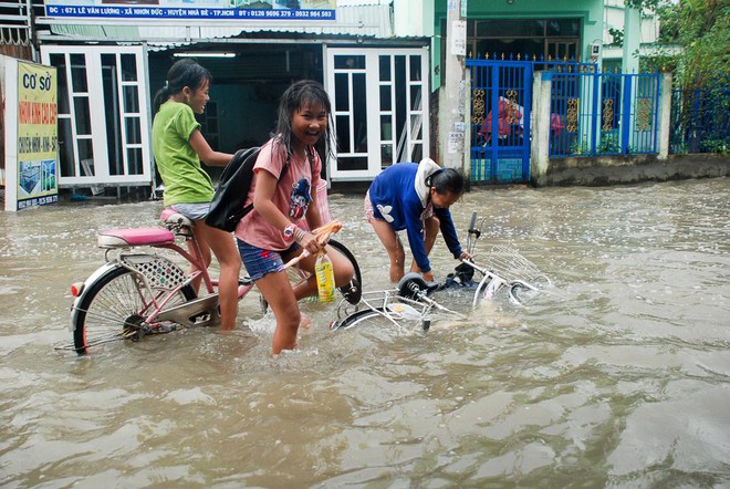 Gần 3km đường biến thành sông vì triều cường, ô tô “quật” trẻ em té ngã giữa dòng nước ở Sài Gòn - Ảnh 16.