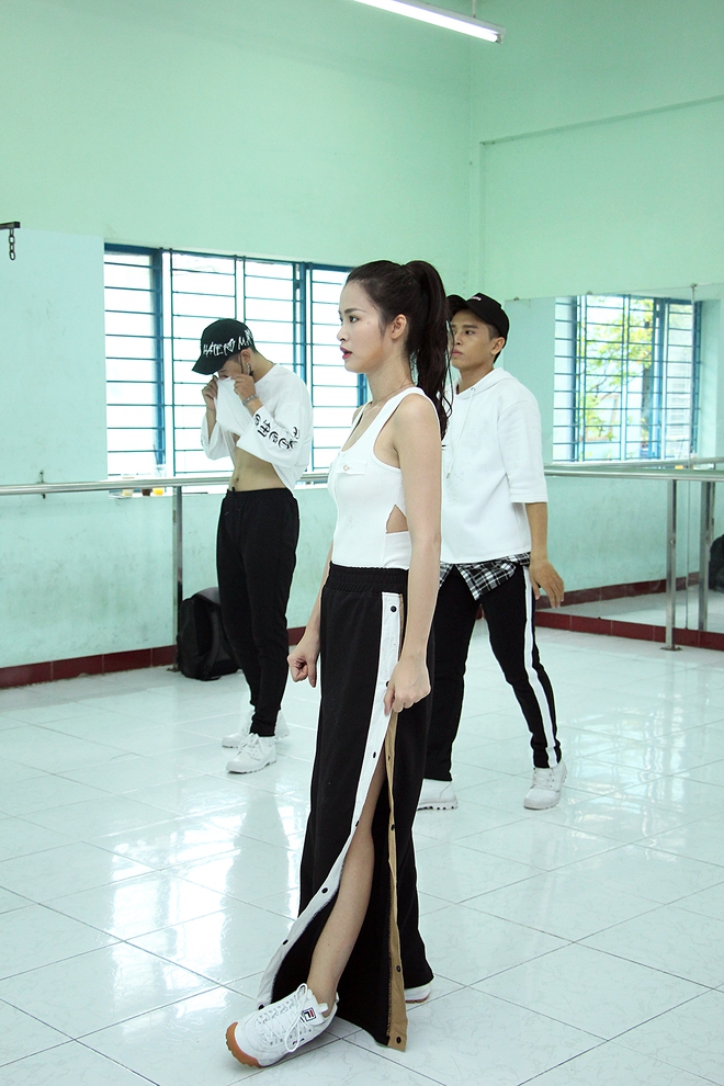 Đ&ocirc;ng Nhi ăn vội trong ph&ograve;ng tập, hứa hẹn thể hiện vũ đạo cực kh&oacute; nhưng đẹp mắt tại Asia Song Festival 2017 - Ảnh 7.