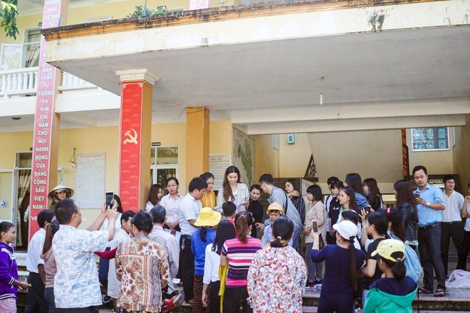 Hồ Ngọc Hà cùng mẹ về miền Trung hỗ trợ bà con sau bão Damrey - Ảnh 20. Hồ Ngọc Hà cùng mẹ về miền Trung hỗ trợ bà con sau bão Damrey - Ảnh 20.