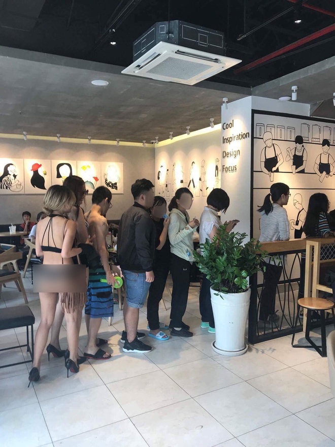 Chi&ecirc;u khuyến mại kỳ quặc: Bạn trẻ mặc bikini đến h&agrave;ng tr&agrave; sữa để được giảm gi&aacute; 100% - Ảnh 1.