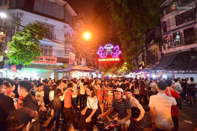 Chùm ảnh: Cảnh tượng đông đúc đến nghẹt thở tại Hà Nội và Sài Gòn trước thềm Trung thu - Ảnh 2.