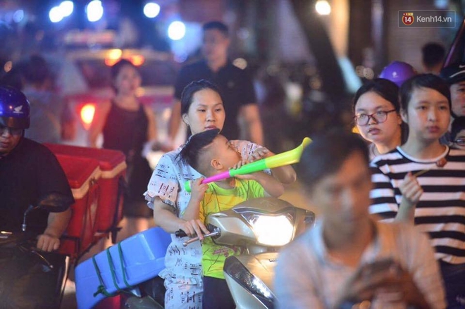 Chùm ảnh: Cảnh tượng đông đúc đến nghẹt thở tại Hà Nội và Sài Gòn trước thềm Trung thu - Ảnh 10.