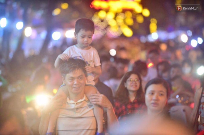 Chùm ảnh: Cảnh tượng đông đúc đến nghẹt thở tại Hà Nội và Sài Gòn trước thềm Trung thu - Ảnh 9.