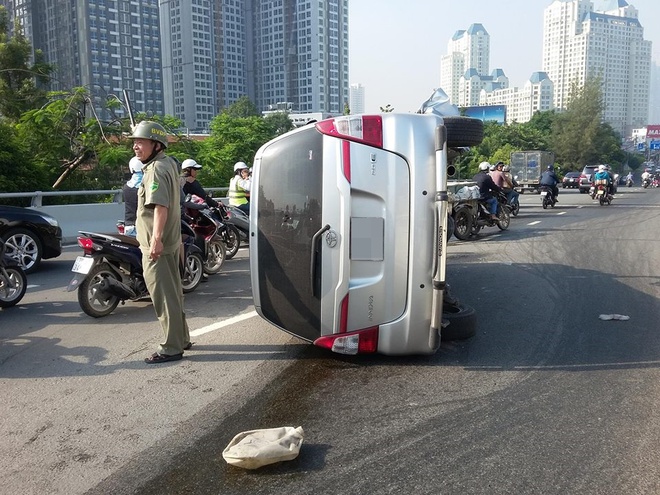 TP.HCM: &Ocirc; t&ocirc; 7 chỗ lật nh&agrave;o tr&ecirc;n đường phố, t&agrave;i xế bung cửa tho&aacute;t th&acirc;n - Ảnh 2.