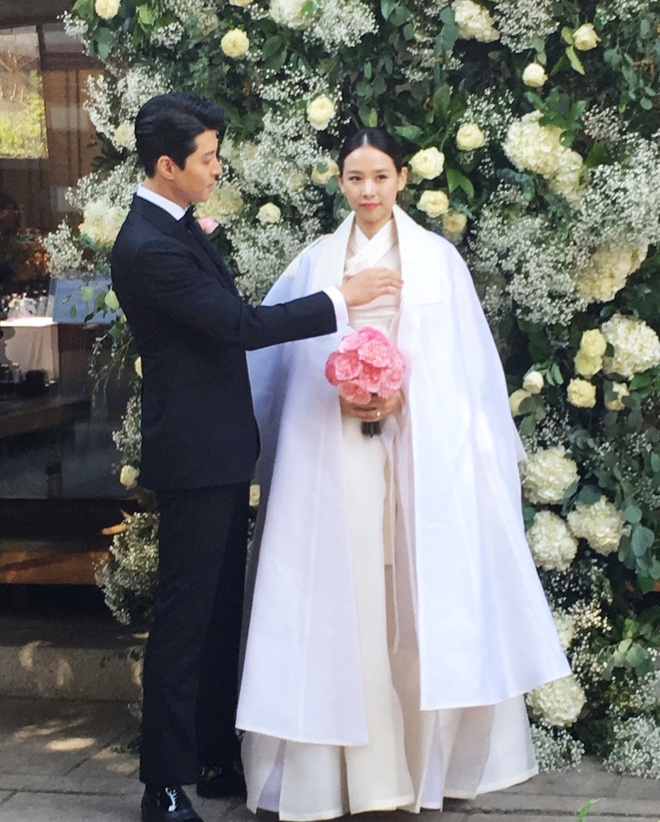 Con ghẻ Lee Dong Gun khiến dư luận đổi chiều vì hình ảnh bên trong đám cưới quá đẹp và hạnh phúc - Ảnh 6.