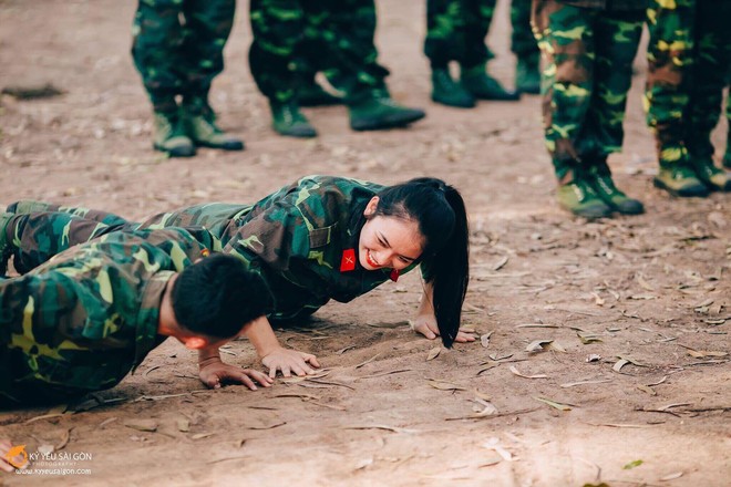 Cô giáo xinh đẹp dạy môn Quốc Phòng - An Ninh khiến HS ầm ầm muốn học lại - Ảnh 3.