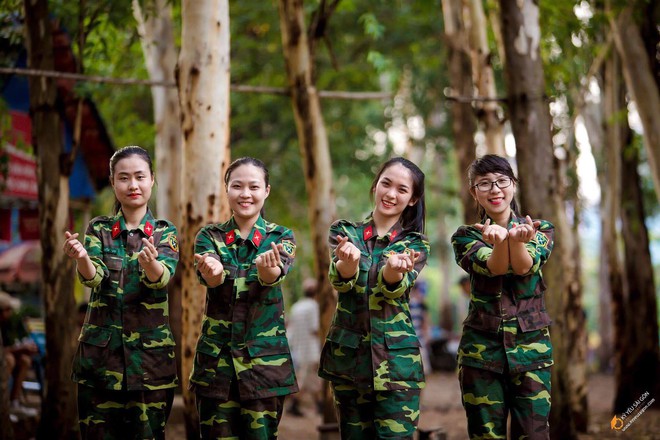 Cô giáo xinh đẹp dạy môn Quốc Phòng - An Ninh khiến HS ầm ầm muốn học lại - Ảnh 4.