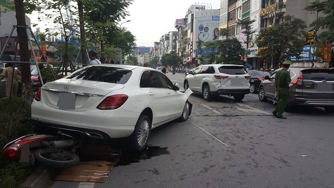 Hà N&ocirc;̣i: &Ocirc; t&ocirc; đi&ecirc;nmất l&aacute;i t&ocirc;ng h&agrave;ng loạt phương tiện, nhi&ecirc;̀u người hoảng loạn - Ảnh 1.