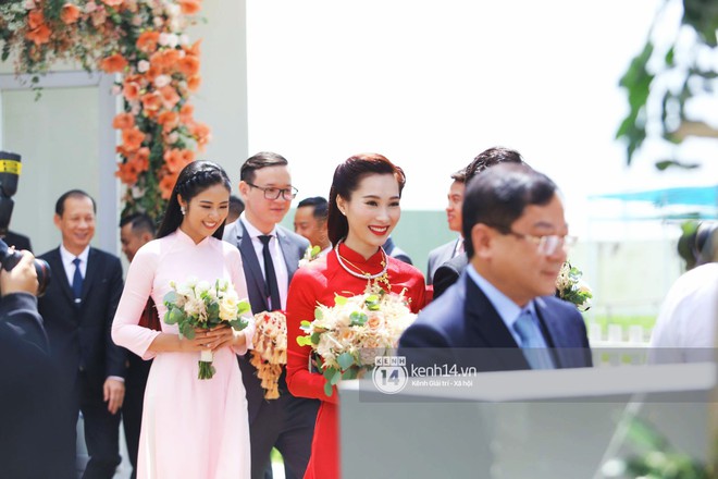 Diện áo dài đỏ rực, cô dâu Thu Thảo tiếp tục đốn tim fan bằng nhan sắc vô cùng rạng rỡ và xinh đẹp - Ảnh 1.