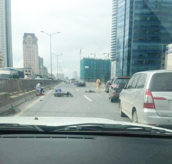 H&agrave; Nội: Một nam thanh ni&ecirc;n c&oacute; biểu hiện say rượu chạy xe m&aacute;y g&acirc;y tai nạn, cả tuyến đường v&agrave;nh đai 3 &ugrave;n tắc - Ảnh 2.
