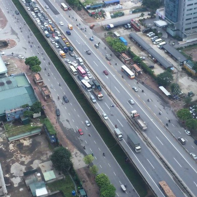 H&agrave; Nội: Một nam thanh ni&ecirc;n c&oacute; biểu hiện say rượu chạy xe m&aacute;y g&acirc;y tai nạn, cả tuyến đường v&agrave;nh đai 3 &ugrave;n tắc - Ảnh 3.