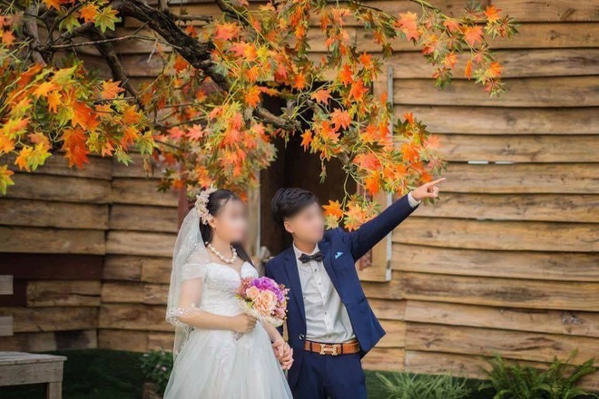Đằng sau b&ocirc;̣ ảnh cưới của cặp đ&ocirc;i sinh năm 2000 ở Bắc Giang là m&ocirc;̣t c&acirc;u chuy&ecirc;̣n đ&acirc;̀y cảm đ&ocirc;̣ng  - Ảnh 1.