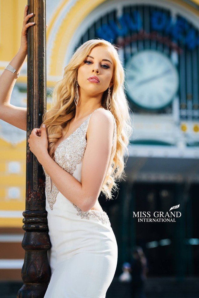 Sao BTC Miss Grand International lại nỡ bắt c&#225;c người đẹp phải &quot;nghi&#234;ng th&#249;ng đổ chảo&quot; đứng b&#234;n cột đ&#232;n tạo d&#225;ng kh&#243; thế n&#224;y? - Ảnh 2.