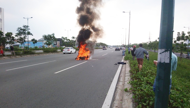 Xe máy bốc cháy dữ dội trên đại lộ Phạm Văn Đồng ở Sài Gòn, nhiều người hoảng hốt - Ảnh 1.