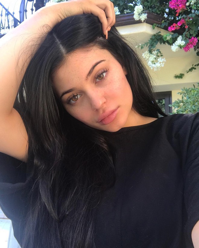 Kylie Jenner khoe mặt mộc cực xinh và vòng 1 nảy nở hơn hẳn vì mang thai - Ảnh 3.