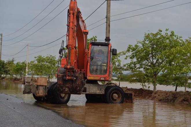 Chùm ảnh: Ninh Bình nhiều nơi nước ngập quá 2m, đường vào khu du lịch Bái Đính bị cô lập - Ảnh 5.