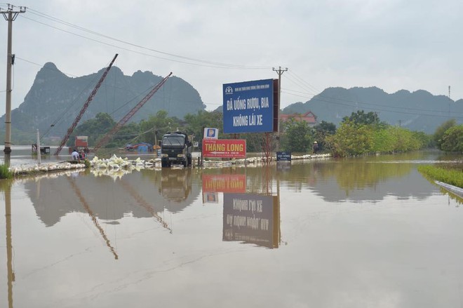 Chùm ảnh: Ninh Bình nhiều nơi nước ngập quá 2m, đường vào khu du lịch Bái Đính bị cô lập - Ảnh 4.