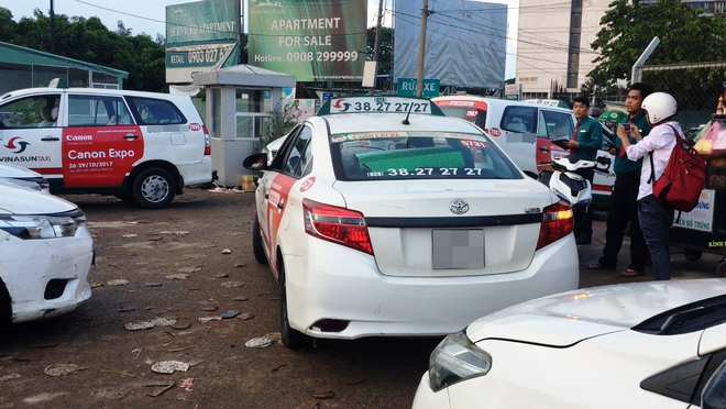 Vụ xe taxi Vinasun dán khẩu hiệu phản đối Uber và Grab: Lãnh đạo Vinasun yêu cầu toàn bộ tài xế gỡ bỏ decal - Ảnh 2.