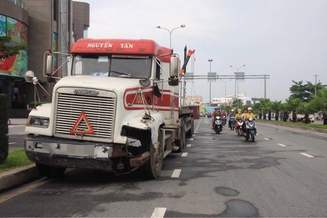 Đ&agrave; Nẵng: Xe đầu k&eacute;o mất l&aacute;i, th&ugrave;ng container văng xuống đường khiến nhiều người th&oacute;t tim - Ảnh 1.