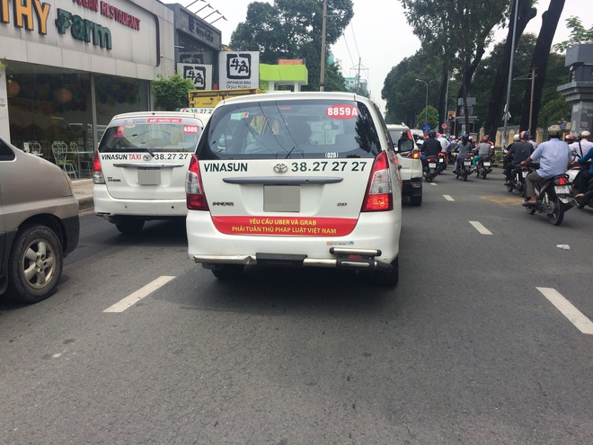 Vụ xe taxi Vinasun d&aacute;n khẩu hiệu phản đối Uber v&agrave; Grab: L&atilde;nh đạo Vinasun y&ecirc;u cầu to&agrave;n bộ t&agrave;i xế gỡ bỏ decal - Ảnh 1.