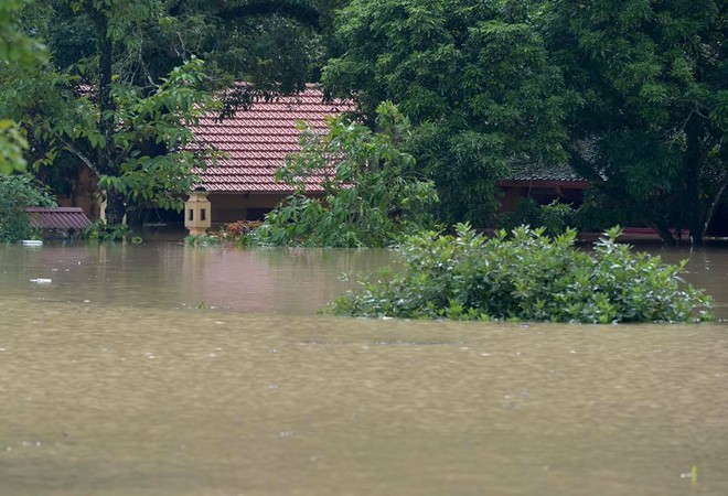 Chùm ảnh: Ninh Bình nhiều nơi nước ngập quá 2m, đường vào khu du lịch Bái Đính bị cô lập - Ảnh 10.