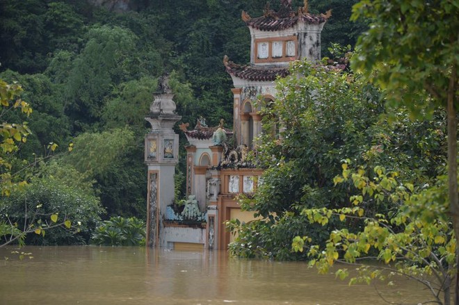 Chùm ảnh: Ninh Bình nhiều nơi nước ngập quá 2m, đường vào khu du lịch Bái Đính bị cô lập - Ảnh 8.