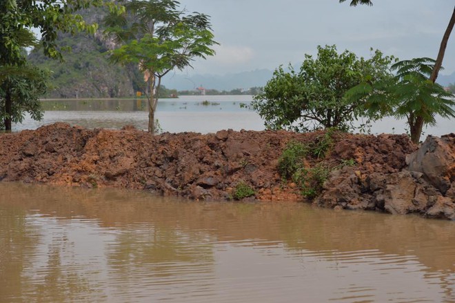 Chùm ảnh: Ninh Bình nhiều nơi nước ngập quá 2m, đường vào khu du lịch Bái Đính bị cô lập - Ảnh 6.