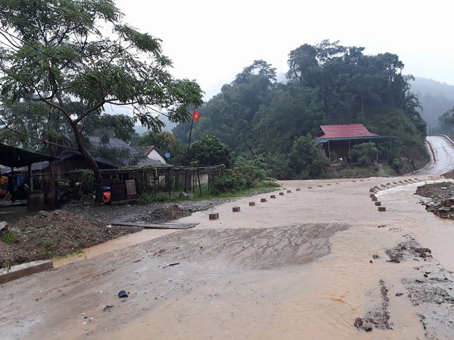 Nghệ An: Nước s&ocirc;ng d&acirc;ng cao, 2 người bị cuốn mất t&iacute;ch - Ảnh 1.