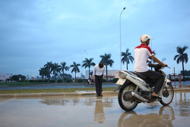 Hình ảnh được chia sẻ nhiều nhất hôm nay: Ông chủ người Nhật đội mưa, cúi gập người chào khách vào đổ xăng ở Hà Nội - Ảnh 5.