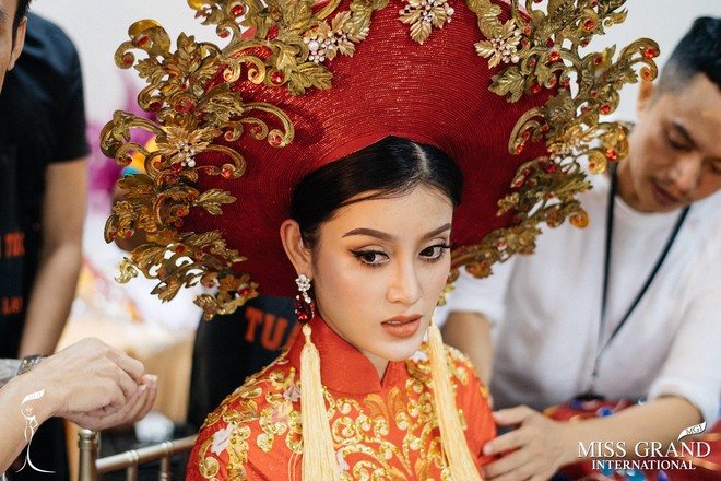 Clip: Huyền My mặc quốc phục hoành tráng, tỏa sáng trên sân khấu Miss Grand International 2017 - Ảnh 8.