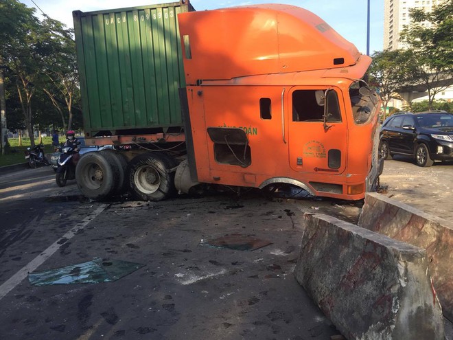 Xe container mất lái gây náo loạn đường phố, húc bay 50 mét dải phân cách ở Sài Gòn - Ảnh 1.