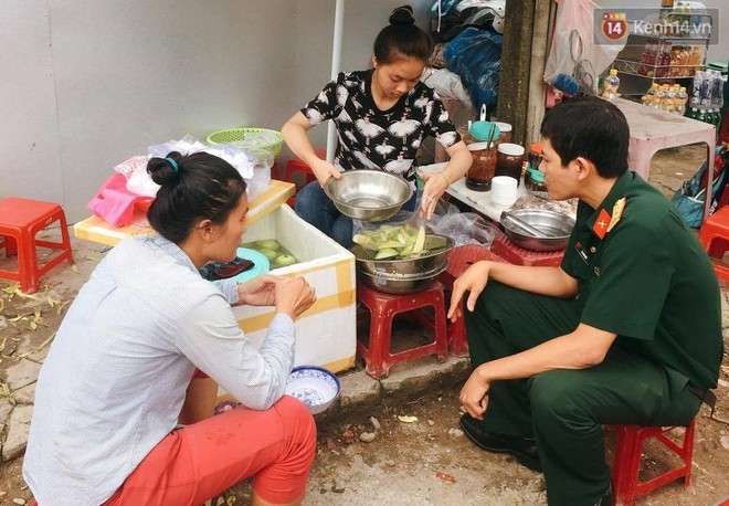 Quán xoài mắm ruốc bà Tám “huyền thoại”, hơn 20 năm gắn bó với nhiều thế hệ học sinh Huế - Ảnh 6.