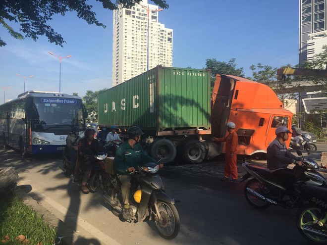 Xe container mất lái gây náo loạn đường phố, húc bay 50 mét dải phân cách ở Sài Gòn - Ảnh 2.