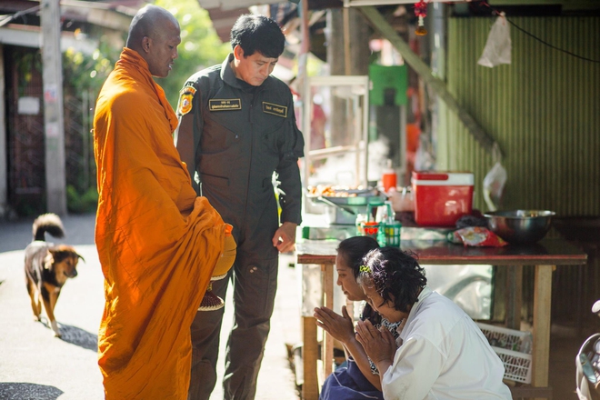 Th&aacute;nh Muay Th&aacute;i Buakaw qu&eacute;t ch&ugrave;a, đi khất thực được cảnh s&aacute;t hộ tống - Ảnh 3.
