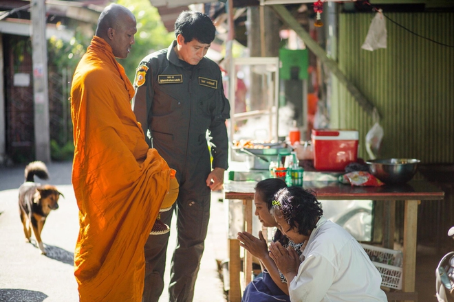 Thánh Muay Thái Buakaw quét chùa, đi khất thực được cảnh sát hộ tống - Ảnh 3.