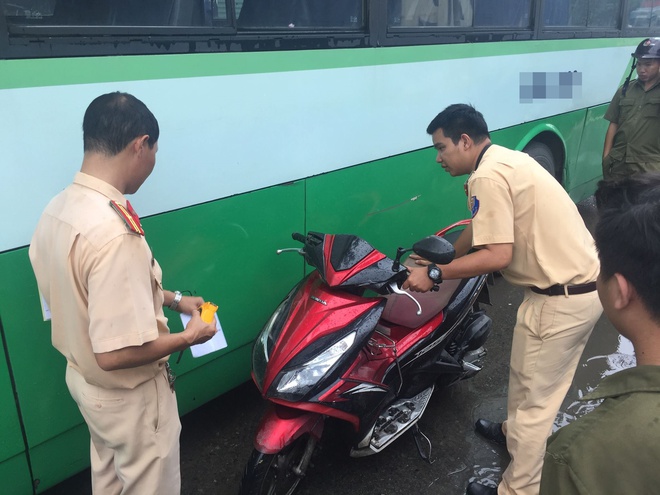 Bình Dương: Hung thần xe buýt tông 2 nữ sinh thương vong trên đường phố - Ảnh 3.