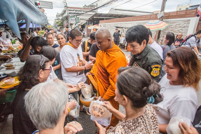 Th&aacute;nh Muay Th&aacute;i Buakaw qu&eacute;t ch&ugrave;a, đi khất thực được cảnh s&aacute;t hộ tống - Ảnh 2.