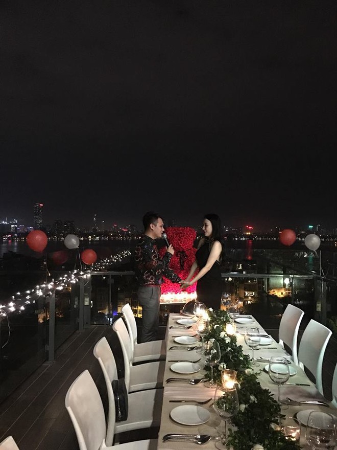 Khắc Việt ngỏ lời cầu hôn nữ DJ xinh đẹp trong không gian lãng mạn, Vbiz vừa thêm một cặp đôi tình bể bình - Ảnh 1.