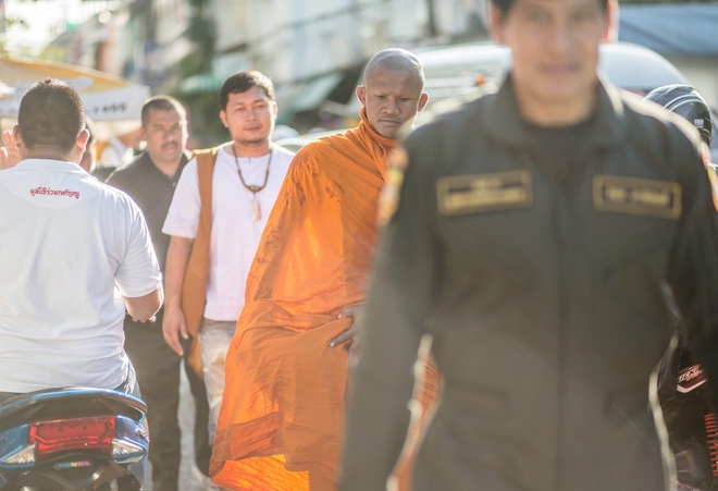 Th&aacute;nh Muay Th&aacute;i Buakaw qu&eacute;t ch&ugrave;a, đi khất thực được cảnh s&aacute;t hộ tống - Ảnh 5.