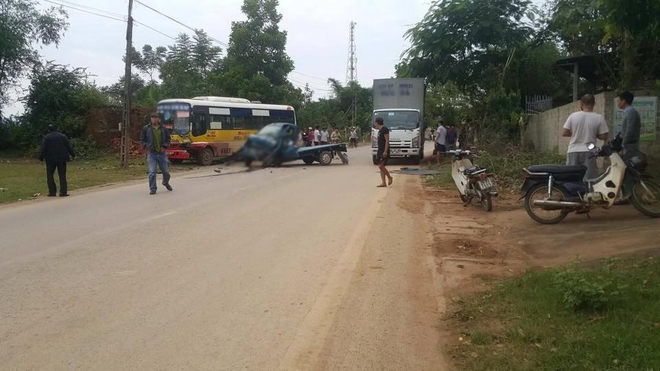 Hòa Bình: Xe tải bẹp dúm sau khi đấu đầu với xe bus, tài xế tử vong tại chỗ - Ảnh 2.