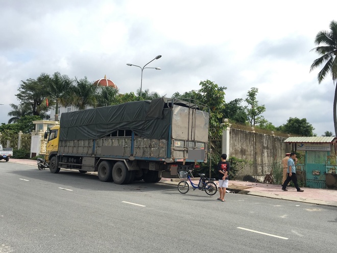 Bình Dương: Nam sinh lớp 7 chấn thương sọ não khi đâm vào đuôi xe tải trên đường đến trường - Ảnh 1.