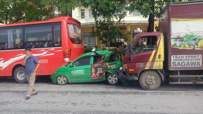 Phú Thọ: Taxi biến dạng sau khi bị xe tải húc kẹt vào gầm xe khách - Ảnh 1.