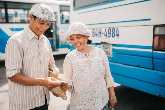 Bố mẹ trong bộ ảnh 25 năm gắn bó cánh đồng đi thăm con, lại có thêm những khoảnh khắc yêu thương đến cay mũi! - Ảnh 4.