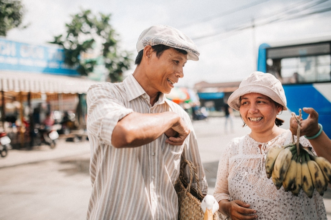 Bố mẹ trong bộ ảnh 25 năm gắn bó cánh đồng đi thăm con, lại có thêm những khoảnh khắc yêu thương đến cay mũi! - Ảnh 5.