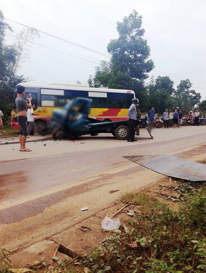 Hòa Bình: Xe tải bẹp dúm sau khi đấu đầu với xe bus, tài xế tử vong tại chỗ - Ảnh 1.