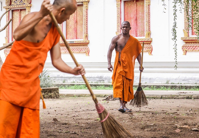 Thánh Muay Thái Buakaw quét chùa, đi khất thực được cảnh sát hộ tống - Ảnh 8.